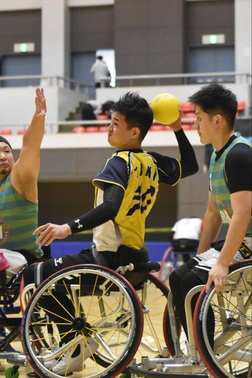 山なりのポストパスを、歴舎敦輝（車椅子スポーツチームAcro、背番号30）が片手キャッチからシュートに持ち込む