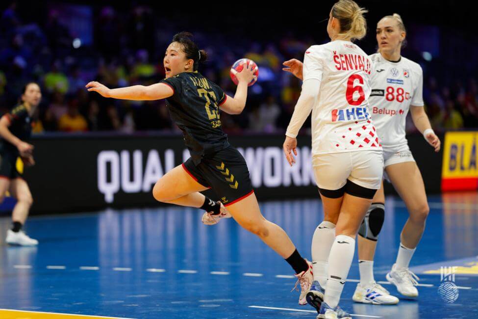 チームトップの8得点を挙げたキャプテンの相澤菜月㉓=2025年12月1日、ロッテルダム・アホイで(提供:IHF)