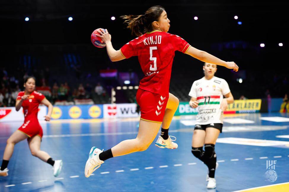 シュートを放つ金城ありさ⑤＝2025年12月5日、ロッテルダム・アホイで（提供：IHF）