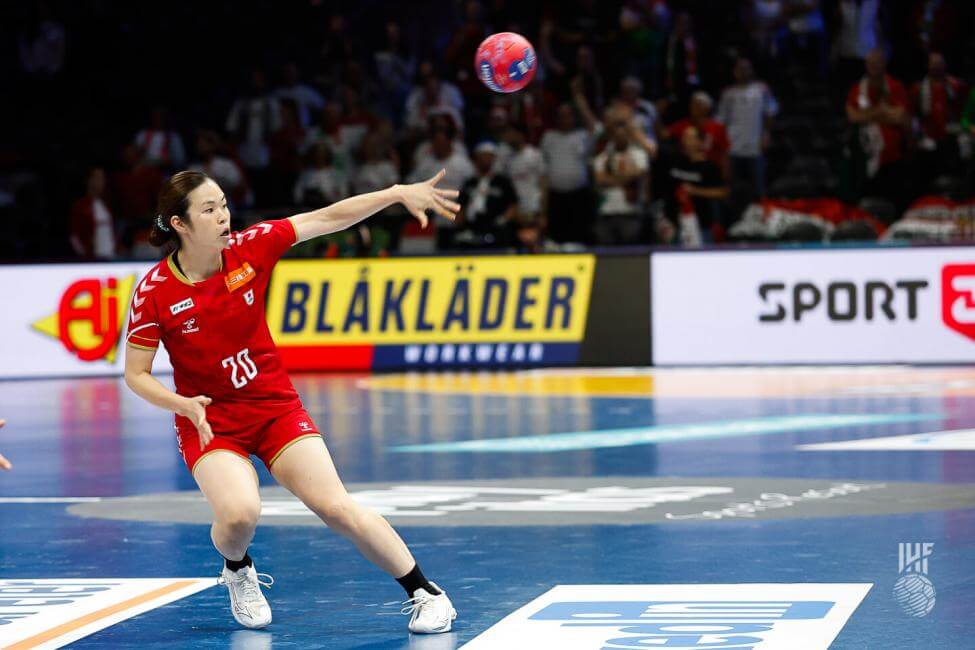 シュートを放つ秋山なつみ＝2025年12月5日、ロッテルダム・アホイで（提供：IHF）