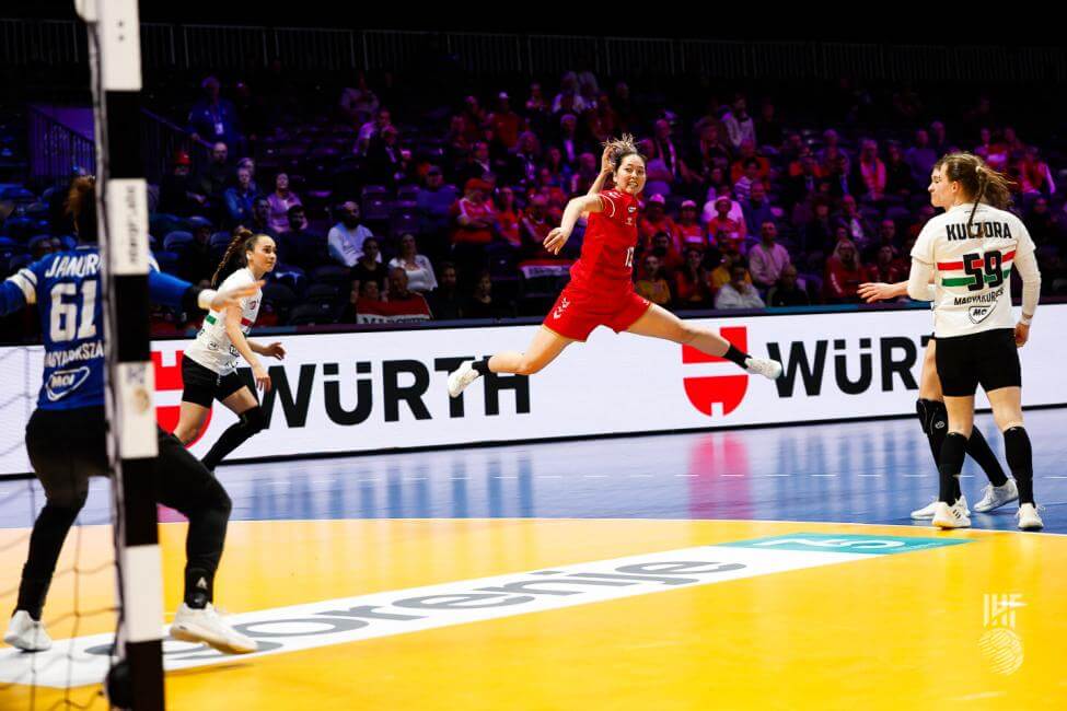 シュートを放つ中山佳穂＝2025年12月5日、ロッテルダム・アホイで（提供：IHF）