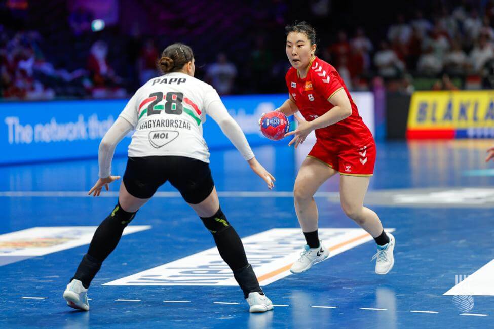 ディフェンスと駆け引きする相澤菜月＝2025年12月5日、ロッテルダム・アホイで（提供：IHF）