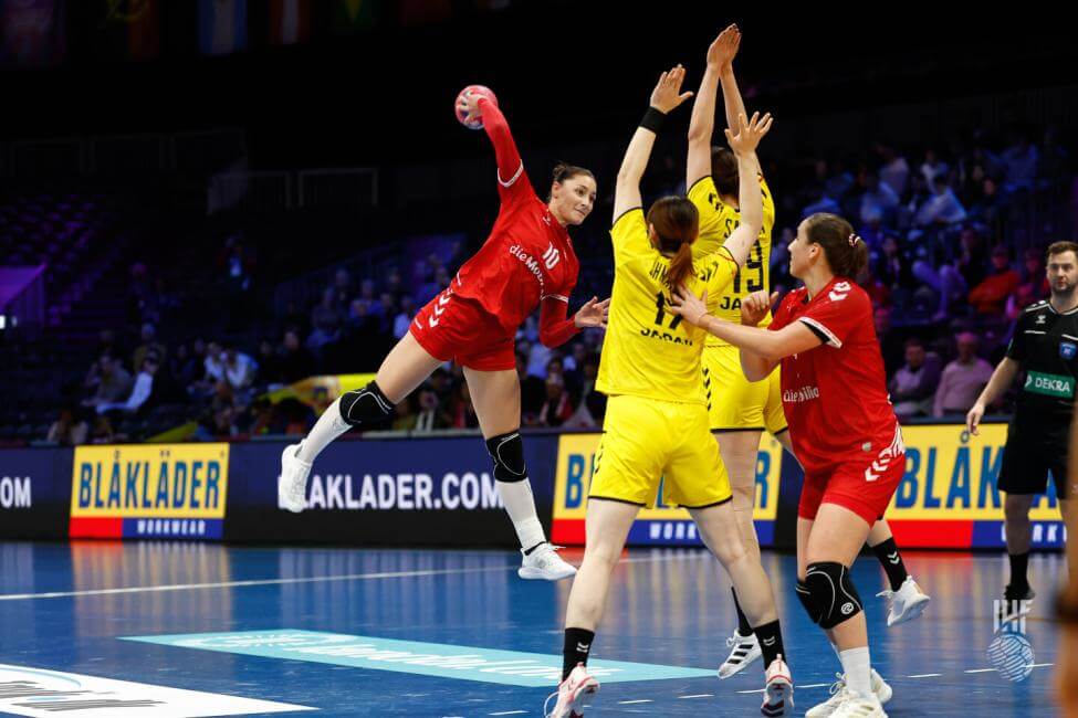 自陣ゴール前で体を張って守る大松澤彩夏⑰と佐原奈生子⑲＝IHF提供