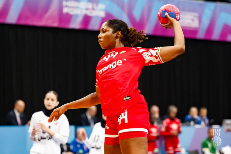 予選ラウンドのイラン戦でプレーするセネガルのポイントゲッターRWライサ・ダビナ＝IHF提供