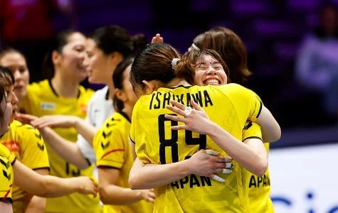 IHF女子世界選手権の最終戦を逆転勝ちし、喜ぶ日本代表＝2025年12月7日、ロッテルダム・アホイで（提供:IHF）