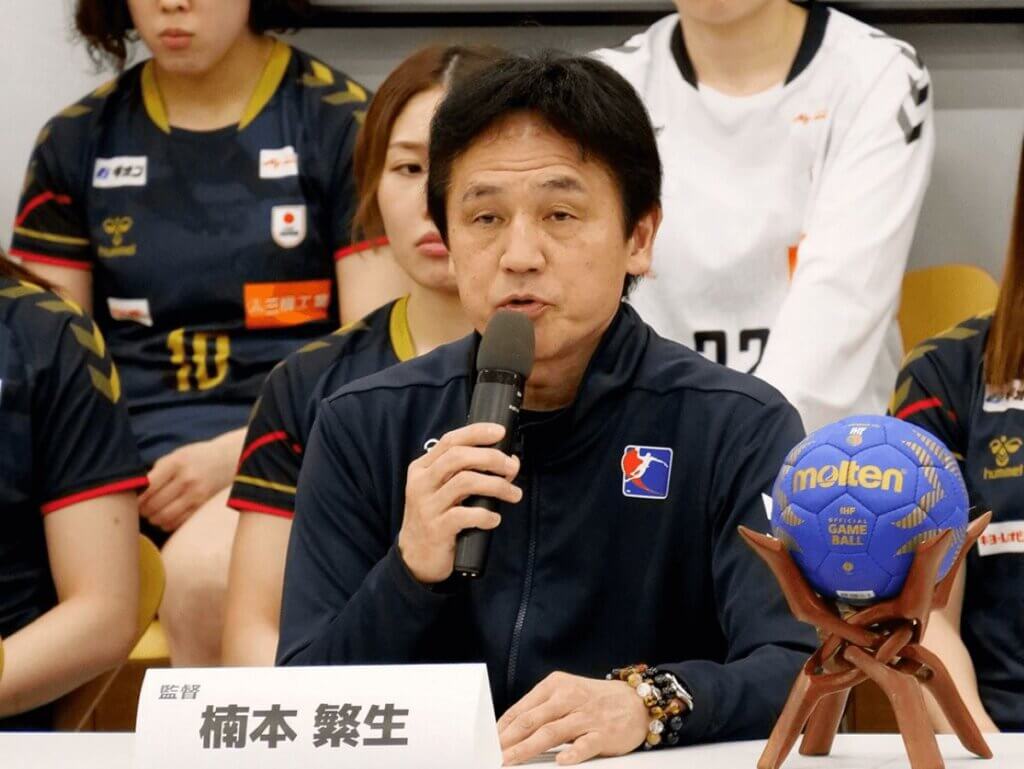 パリ五輪世界最終予選まで、女子日本代表「おりひめJAPAN」の監督を務めた楠本繁生氏=JHA提供