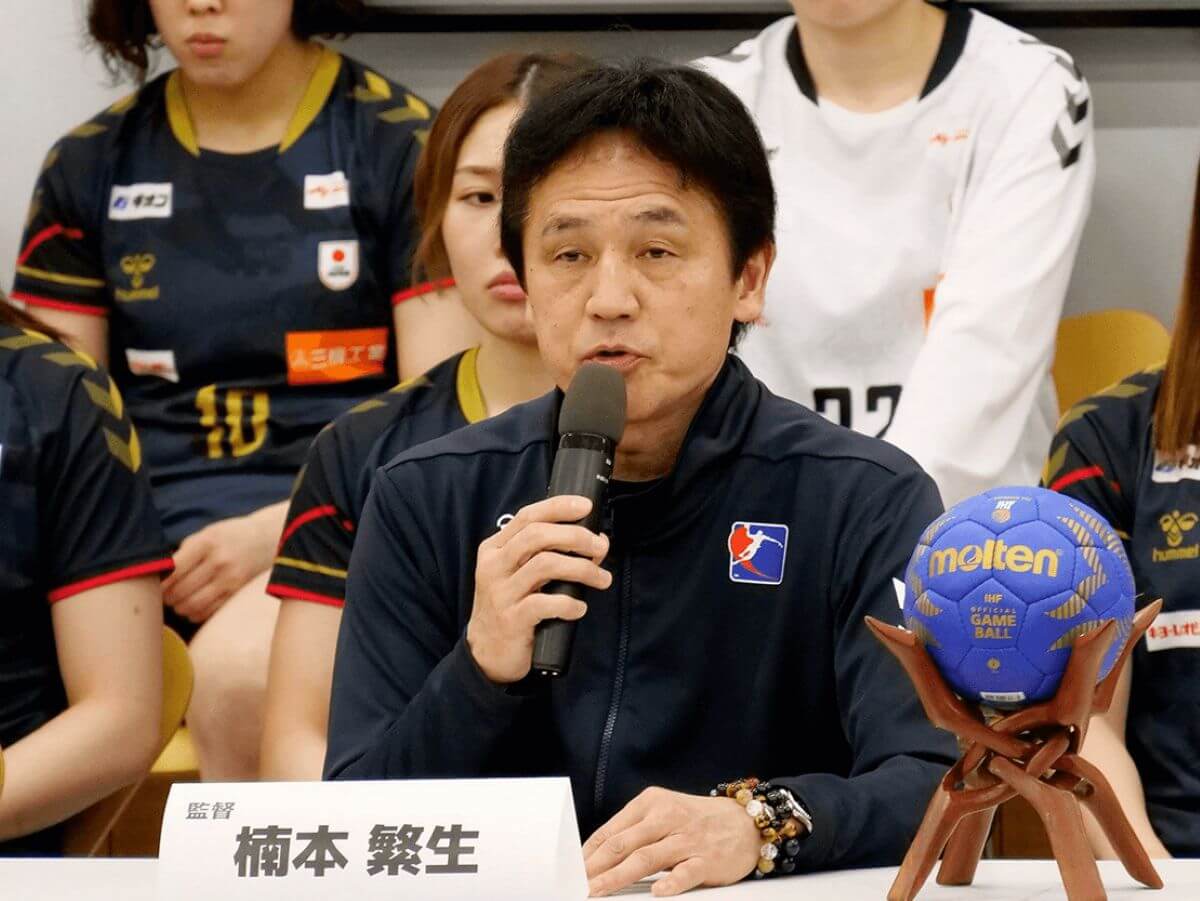 パリ五輪世界最終予選まで、女子日本代表「おりひめJAPAN」の監督を務めた楠本繁生氏=JHA提供