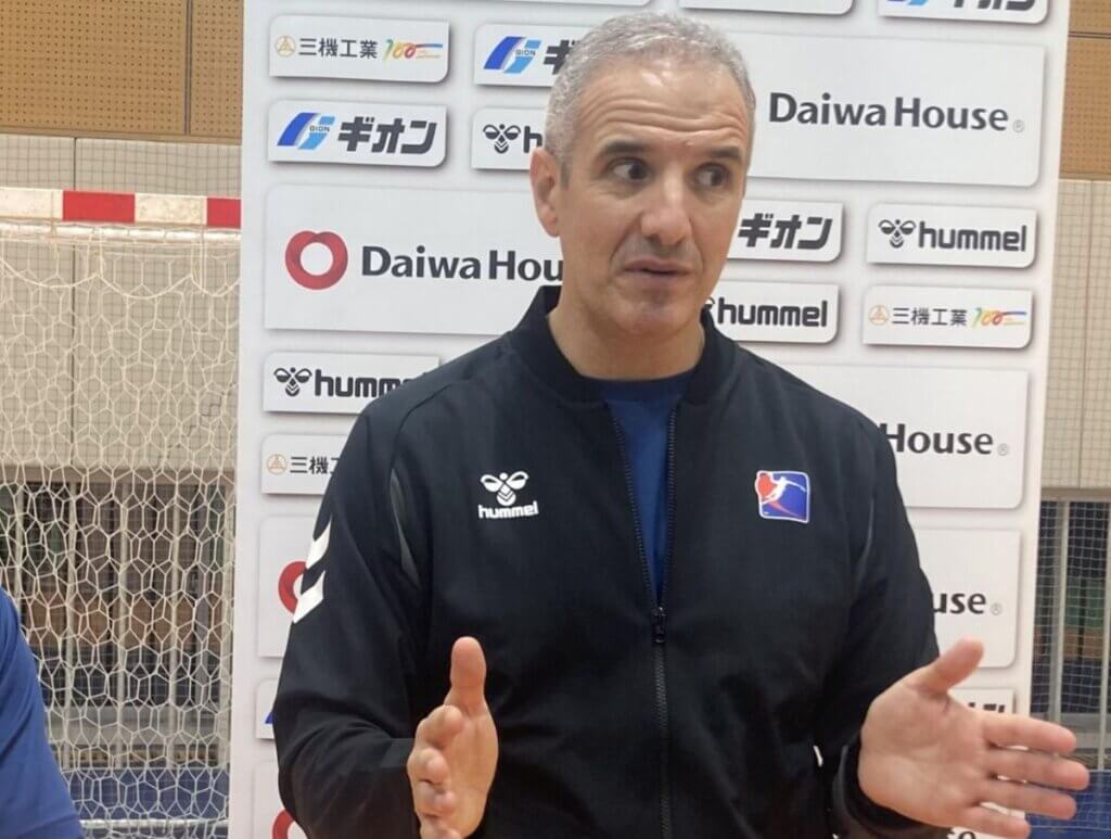 安平、吉田とは直接何度も話したと説明したトニー・ジローナ監督=原田写す