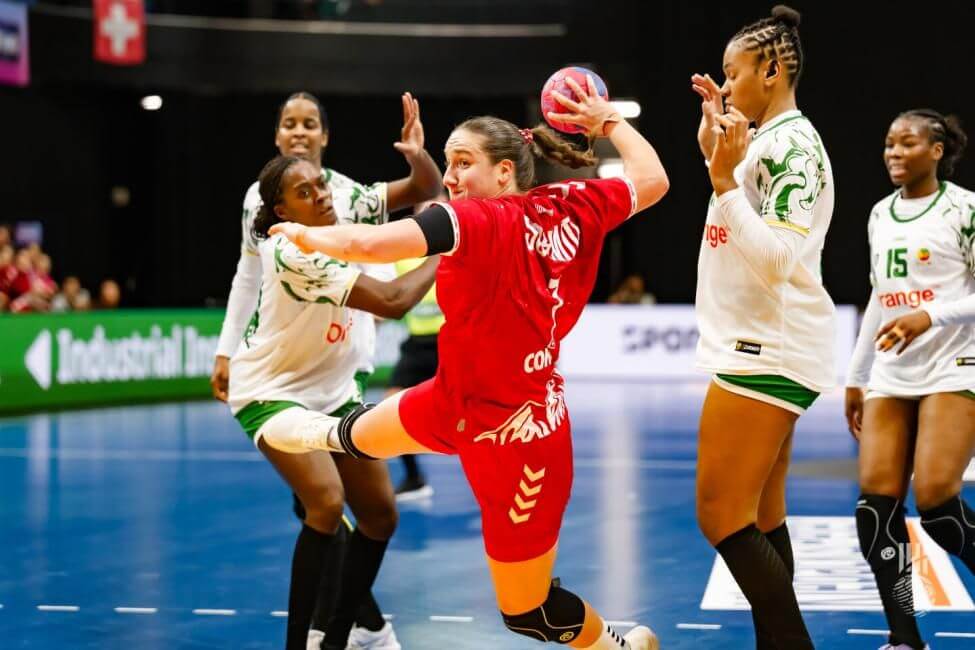 ハンガリー戦でシュートを放つスイスのLBガウツキ・ダフネ（右）＝IHF提供