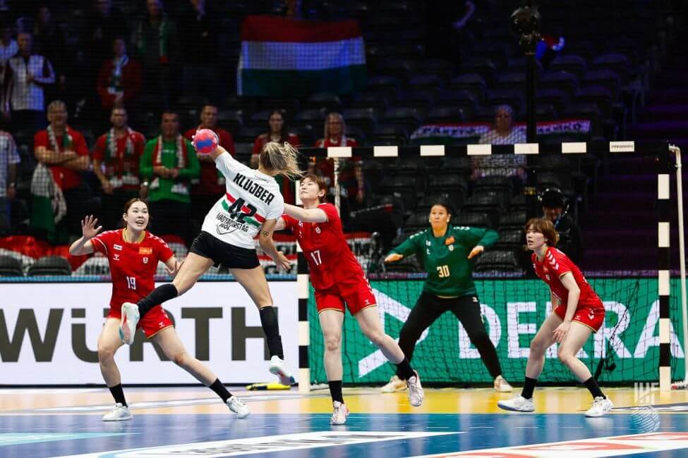 ハンガリーの#42クルイベルを守る日本のディフェンス＝IHF提供