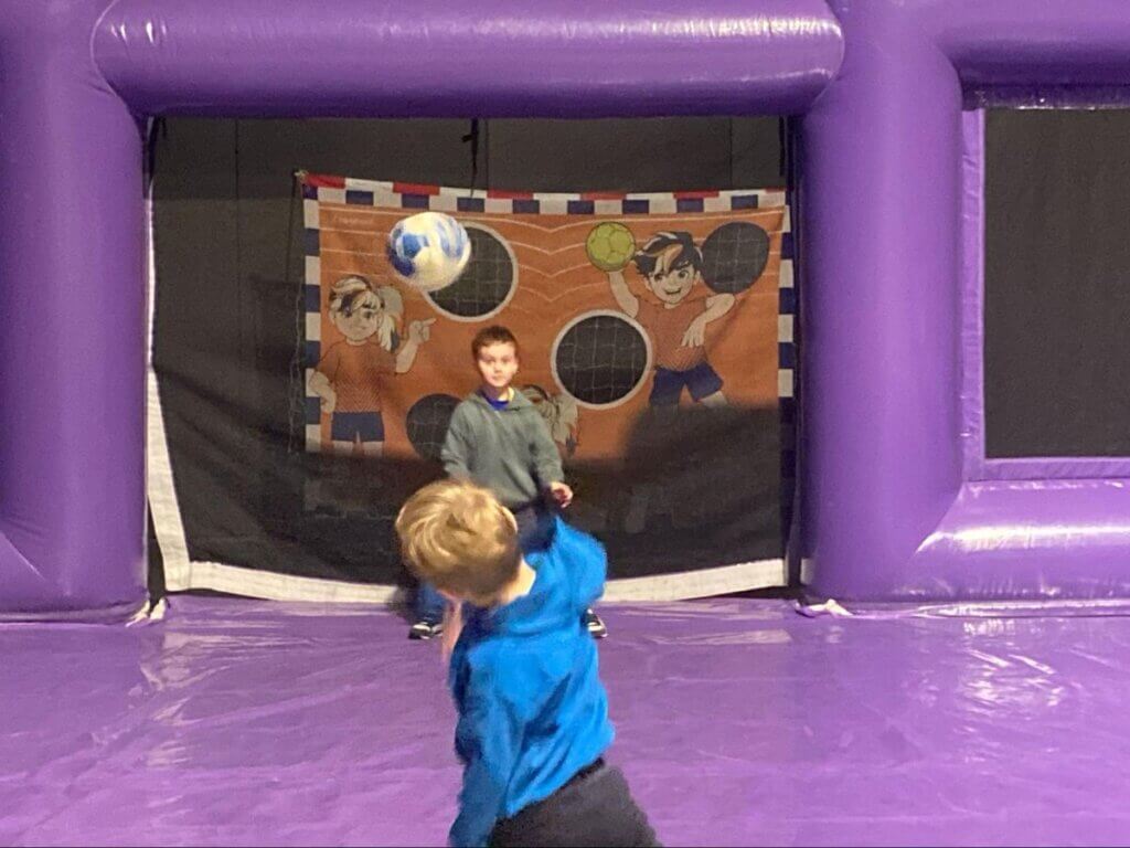 アニメキャラに向かってシュートを放つ