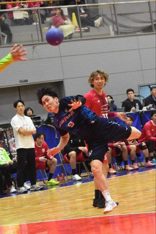 間にはまって、無理なくカットインする荒瀬廉。GKの頭上をハーフループで打ち抜く