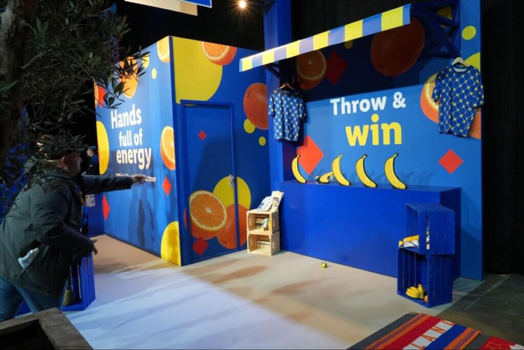 的のバナナを5本倒したらジュースがもらえるThrow＆Win