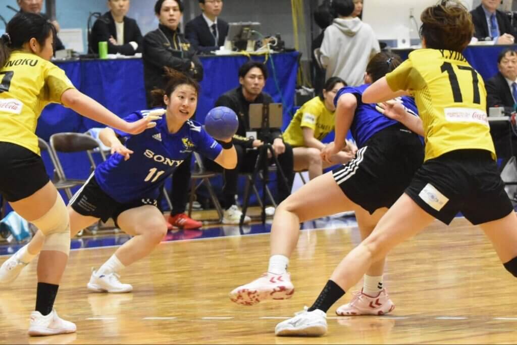 ピヴォットを視野に入れながら、大きくインに動く宇治村唯（写真左）。数字以上の貢献度だった