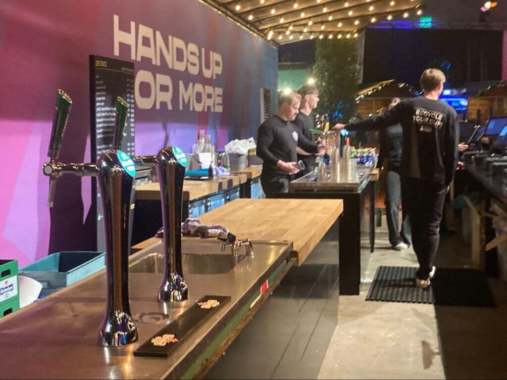 ロッテルダムアホイのファンゾーンでは試合前にハイネケンビールが飛ぶように売れる。大サイズが7.95ユーロ、中サイズが5.95ユーロ=原田写す