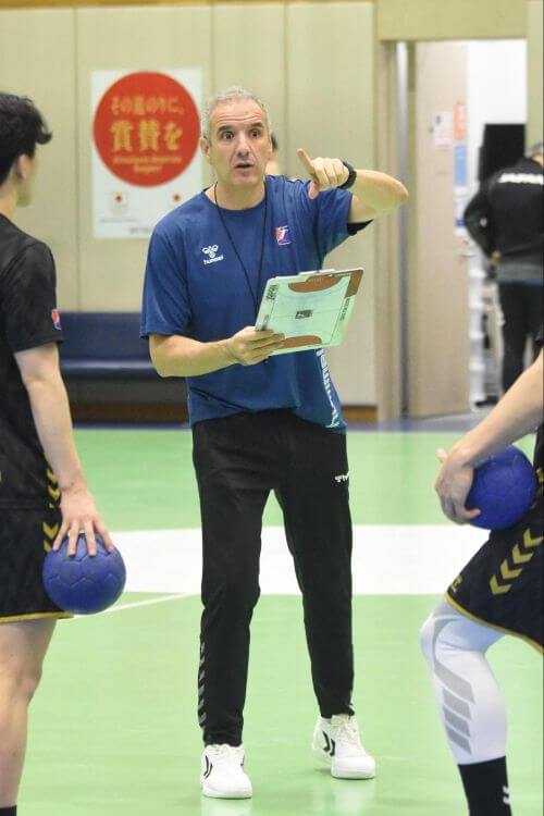 日本代表のトニー・ジェローナ監督。本人の意向もあり「ジローナ」から「ジェローナ」に表記が変わった