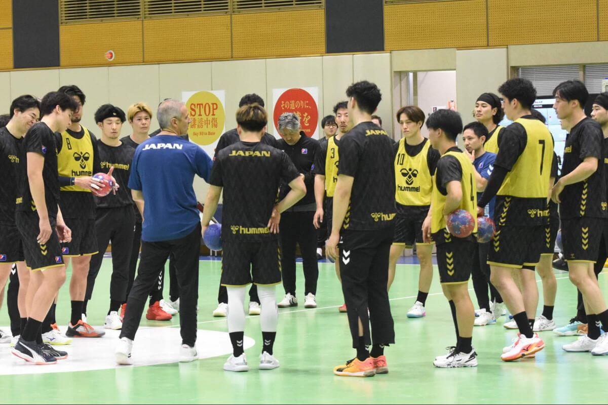 トニー・ジェローナ監督とハンドボール男子日本代表。2025年12月29日、東京・味の素ナショナルセンターにて（久保写す、以下すべて）