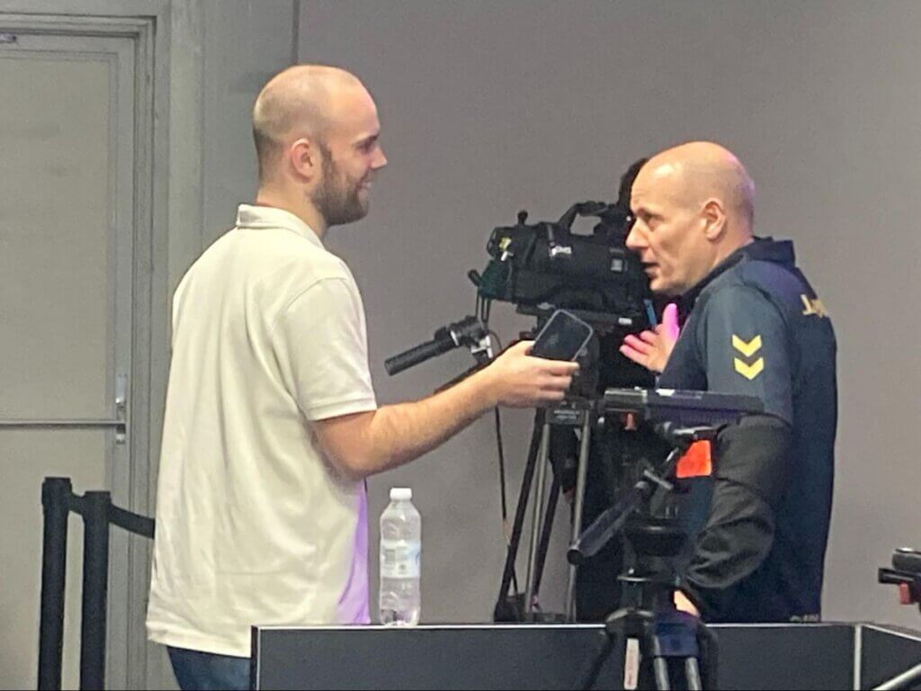 ミックスゾーンで地元メディアの取材を受けるソウバク監督=原田写す