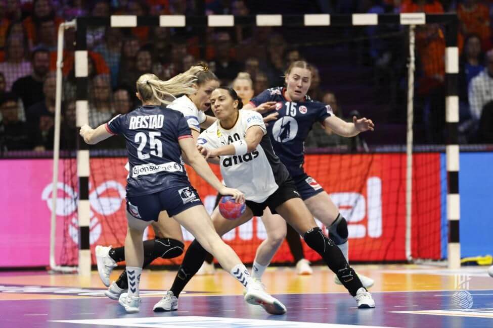 ドイツのディフェンスを突破するノルウェーのレイシュタッド㉕=IHF提供