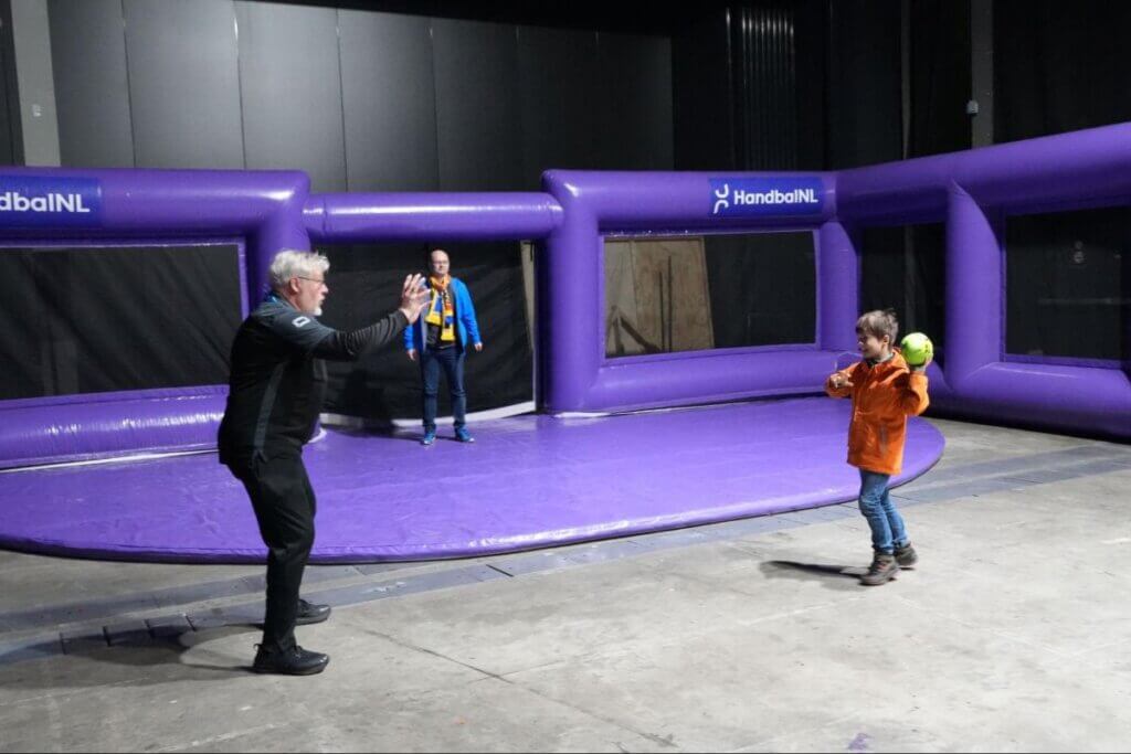 簡易コートでプレーする家族