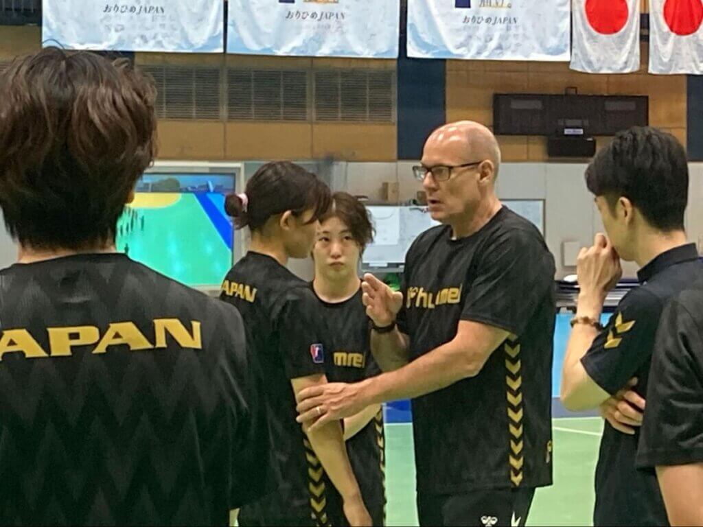 味の素ナショナルトレーニングセンターで代表選手を指導するモーテン・ソウバク監督、2025年10月24日＝原田写す