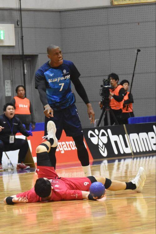 倒れる趙顯章に激昂するバラスケス。ビデオ検証の結果、趙が2分間の退場となった