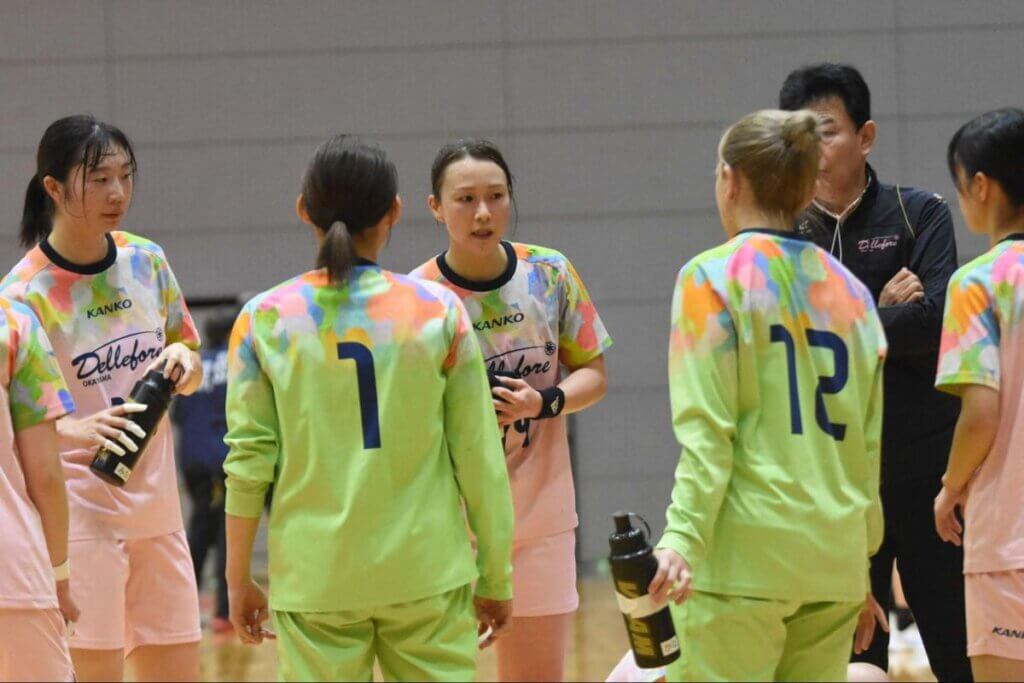 タイムアウト中のデレフォーレ岡山。キャプテンの角南果帆（写真中央）を中心に、打開策を話し合う。2025年12月、広島市中区スポーツセンターにて（久保写す、以下すべて）