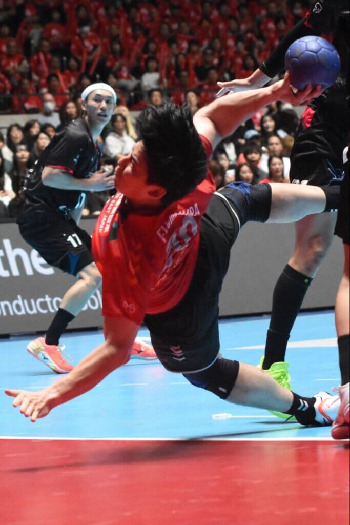 藤村勇希はピヴォットで想像を超えるプレーを見せる半面、DFでの信頼度はもう一息。藤村がバランスの取れた選手になれば、3枚替えはしなくて済む