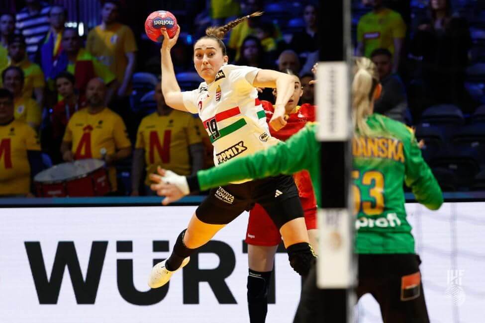 ルーマニア戦でシュートを放つハンガリーのLWグレタ・マートン⑲。世界選手権開幕後の4試合でチームトップタイの21得点をマークしている=IHF提供