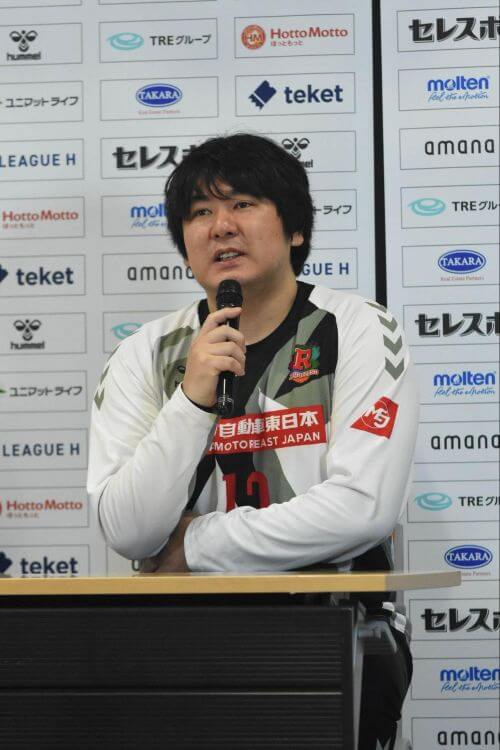 2025年6月、プレーオフの記者会見での関口。2度のプレーオフでは、勝つことができなかった