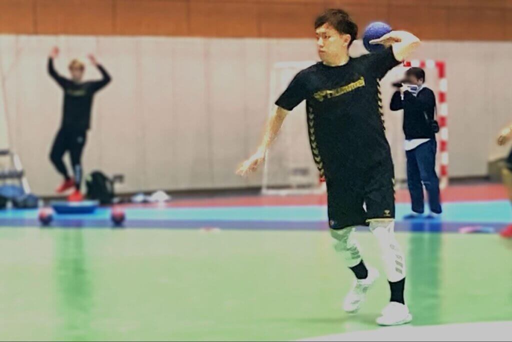 身長175センチでも巧みなフェイントをかませてミドルシュートを打ち抜く左腕、榎本悠雅=原田写す