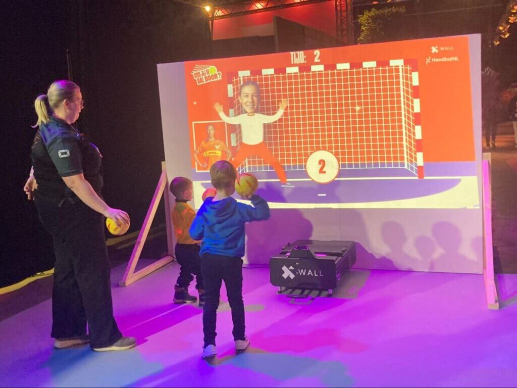 スクリーンのオランダ代表GKが左右に動くなか、シュートを決める演出＝原田写す