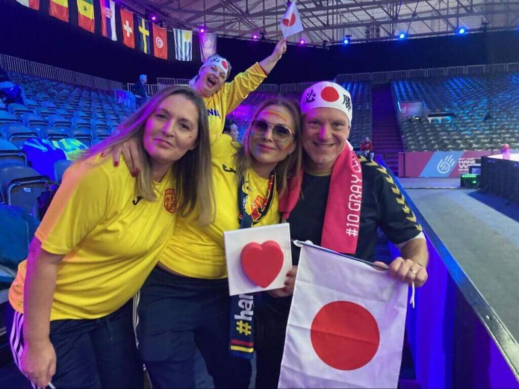 試合を重ねるごとに日本の応援も少なくなった。右端はグレイクレアフランシスの父、Markさん。左は日本の応援に加勢してくれたルーマニアの親日家=原田写す