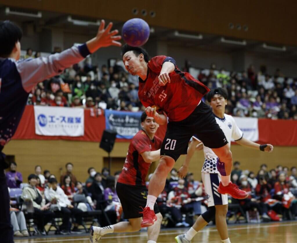 豪快なシュートを打ち込むブレイヴキングスの渡部仁=ブレイヴキングス刈谷提供