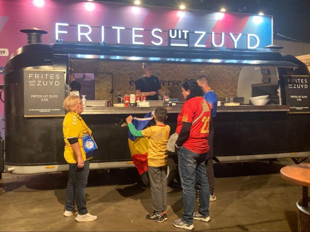 ファンゾーンに出店するキッチンカー=原田写す