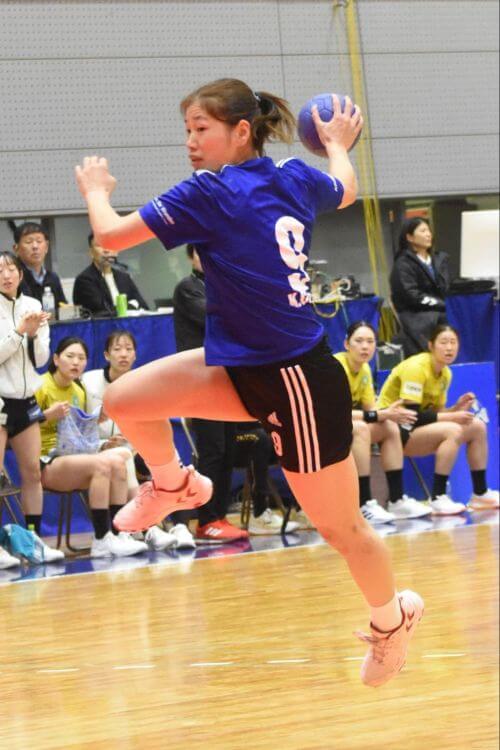 リバウンドを奪って、シュートに持ち込む笠井千香子。球際の強さ、勝負勘はさすが