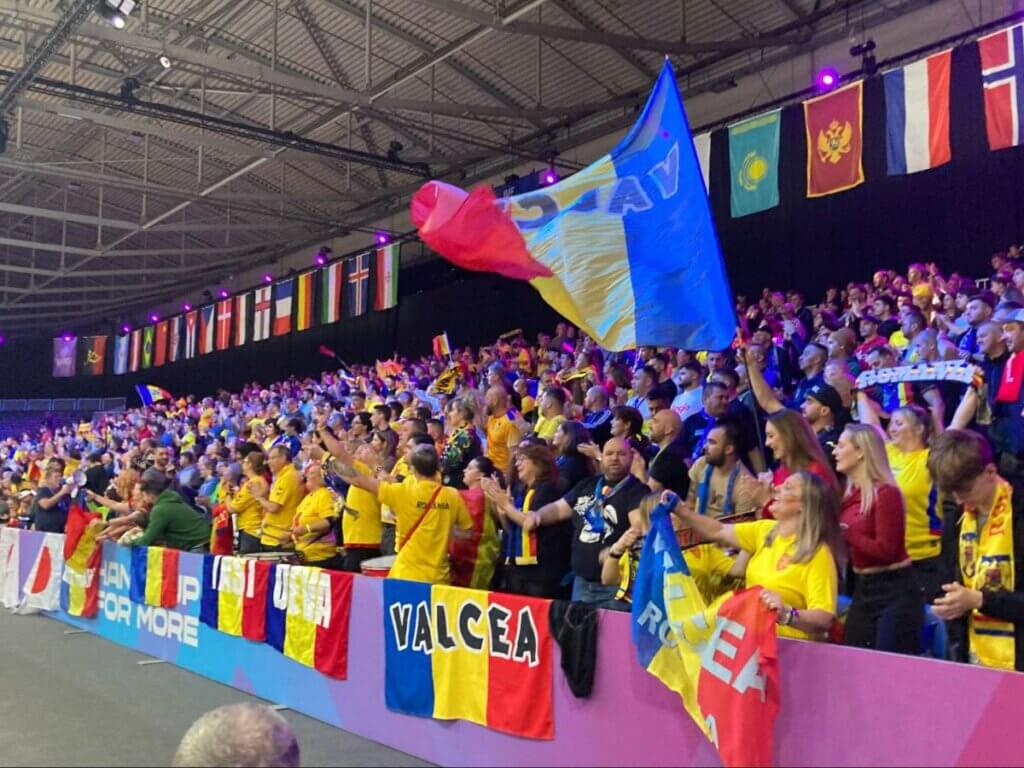 予選ラウンドA組、日本－ルーマニア戦で会場の9割以上を埋め尽くしたルーマニアのファン。日本は完全アウェイだった＝2025年11月29日、原田写す