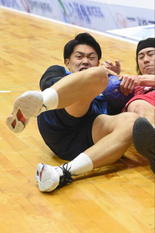 ルーズボールを離さない朝野暉英。ボールへの執念は、豊田合成に入ってから鍛えられた