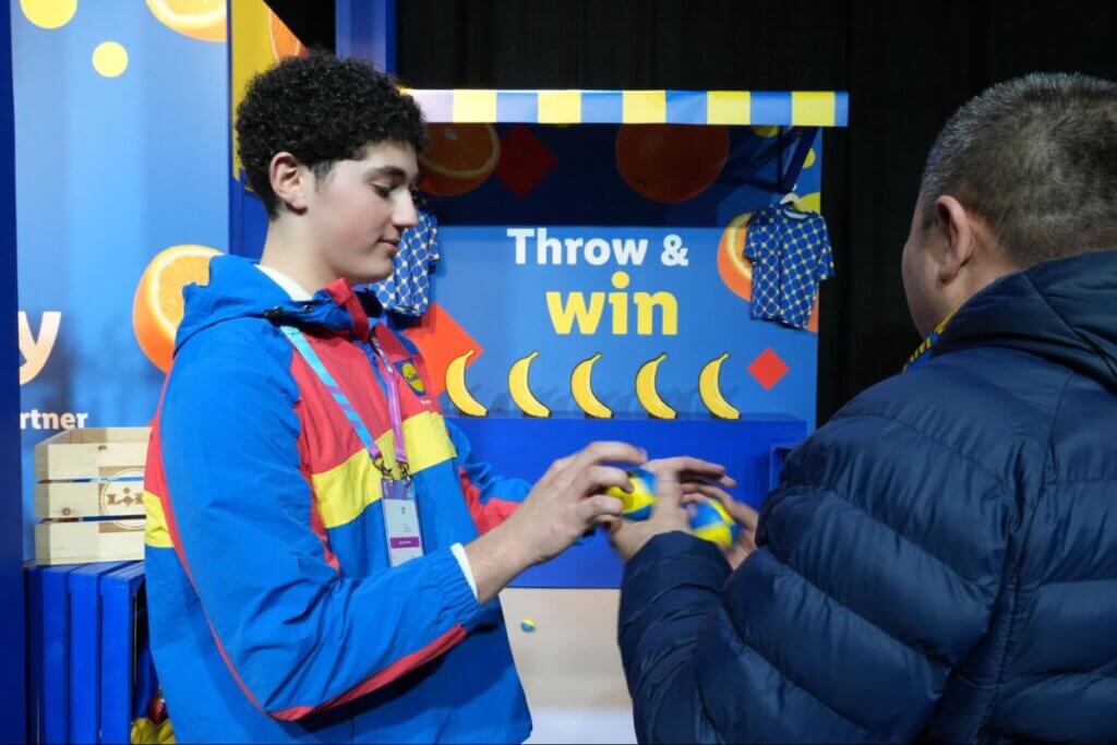 的のバナナを5本倒したらジュースがもらえるThrow＆Win