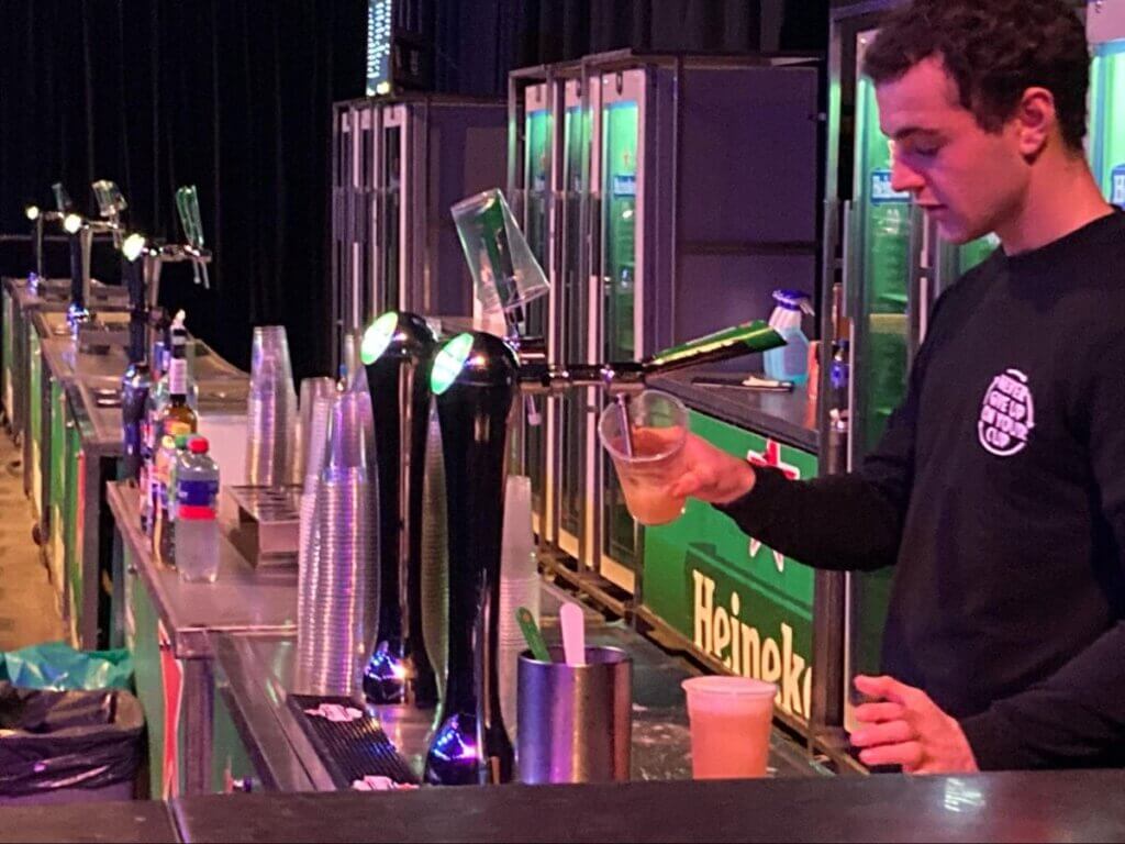 ロッテルダムアホイのファンゾーンでは試合前にハイネケンビールが飛ぶように売れる。大サイズが7.95ユーロ、中サイズが5.95ユーロ