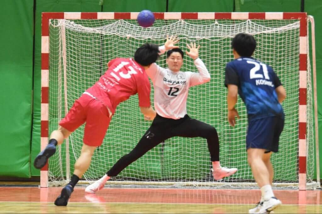 190cmの長身でも爆発的に動けるのが、GK中村匠の魅力。リバウンドボールにもピョンと飛びつく俊敏性もある