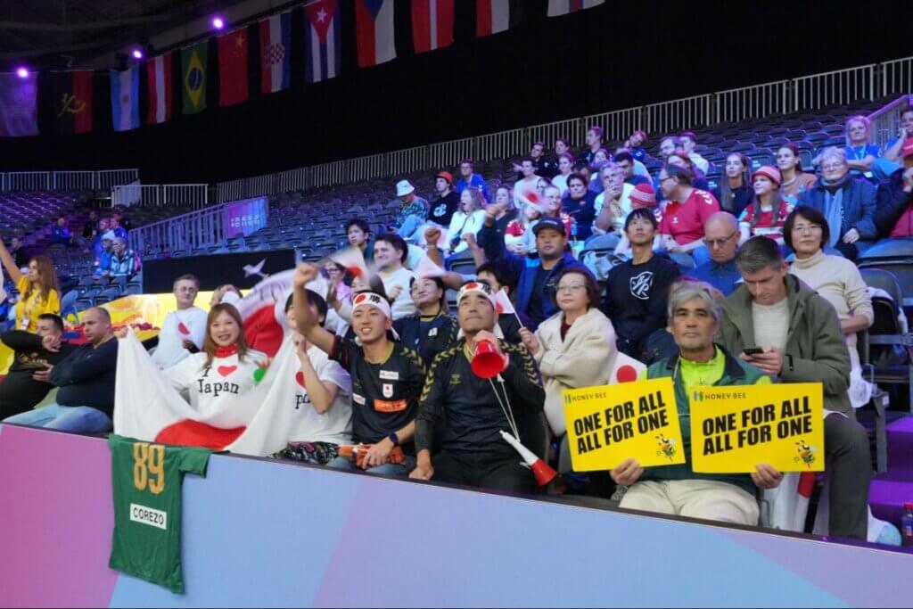 予選ラウンドA組日本ーデンマーク戦での日本の応援団=2025年11月27日、原田写す