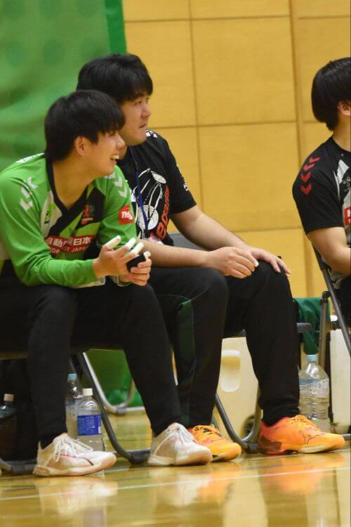 GKの川島豪（写真左）とともに戦況を見守る関口GKコーチ