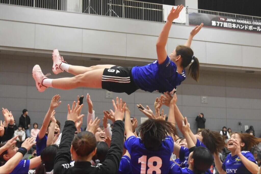 優勝したブルーサクヤ鹿児島、キャプテンの笠井千香子が宙を舞う＝2025年12月、広島市中区スポーツセンターで（久保写す、以下すべて）