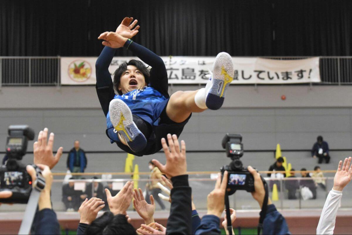 6連覇の豊田合成ブルーファルコン名古屋、キャプテン古屋悠生の胴上げ＝2025年12月21日、広島市中区スポーツセンターで（久保写す、以下すべて）