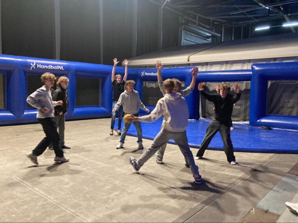 簡易コートでプレーする少年たち＝原田写す