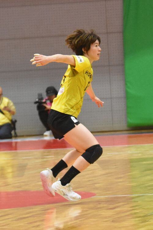 ハニービーのキャプテン吉留有紀。左の2枚目DFやトップDFに入り、動き回った