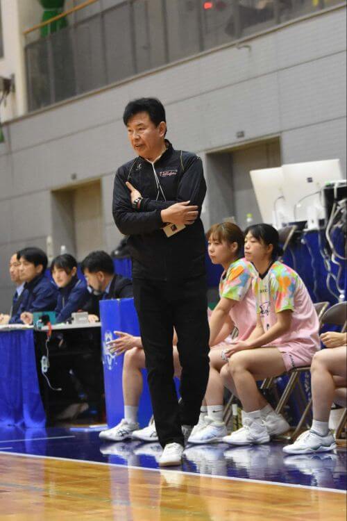 大熨（おおのし）嘉彦監督は元トップレフェリー。岡山理科大附属高校（岡山）とデレフォーレ岡山の両方を見ている