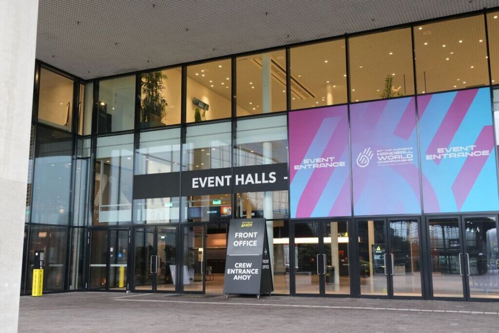 ファンゾーンは試合会場の隣のホール