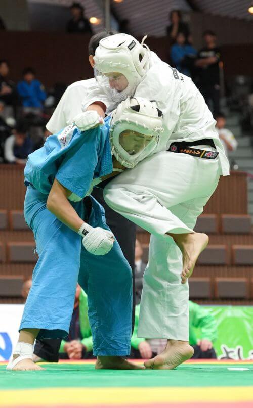 顔面に防具は付けているが、フルコンタクト。白の選手の強烈な膝蹴りが決まる＝2025年11月3日、東京・国立代々木競技場第二体育館で（提供:大道塾）